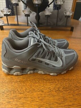 Nike Reax Gray Athletic Running Shoes with Swoosh Women’s 9 Men’s 7